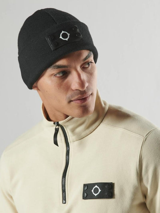 MA.Strum Knitted Badge Beanie – Jet Black